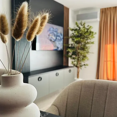 Urban Escape - Netflix & Max Apartment *